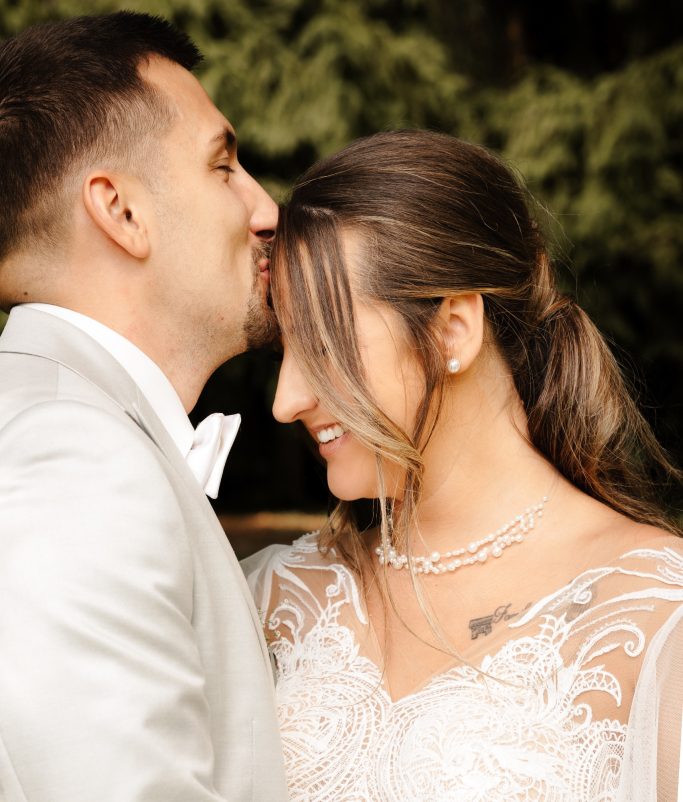 Ein Brautpaar teilt einen zärtlichen Moment während ihrer Hochzeit.